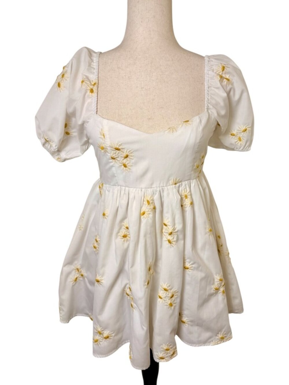 Altar’d State Embroided White Daisy Detail Puff Sleeve Dress Size Small